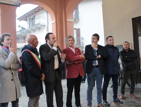 VENASCA - l'Artista Rinaudo dona tre opere al Comune natio alla Festa della Castagna.